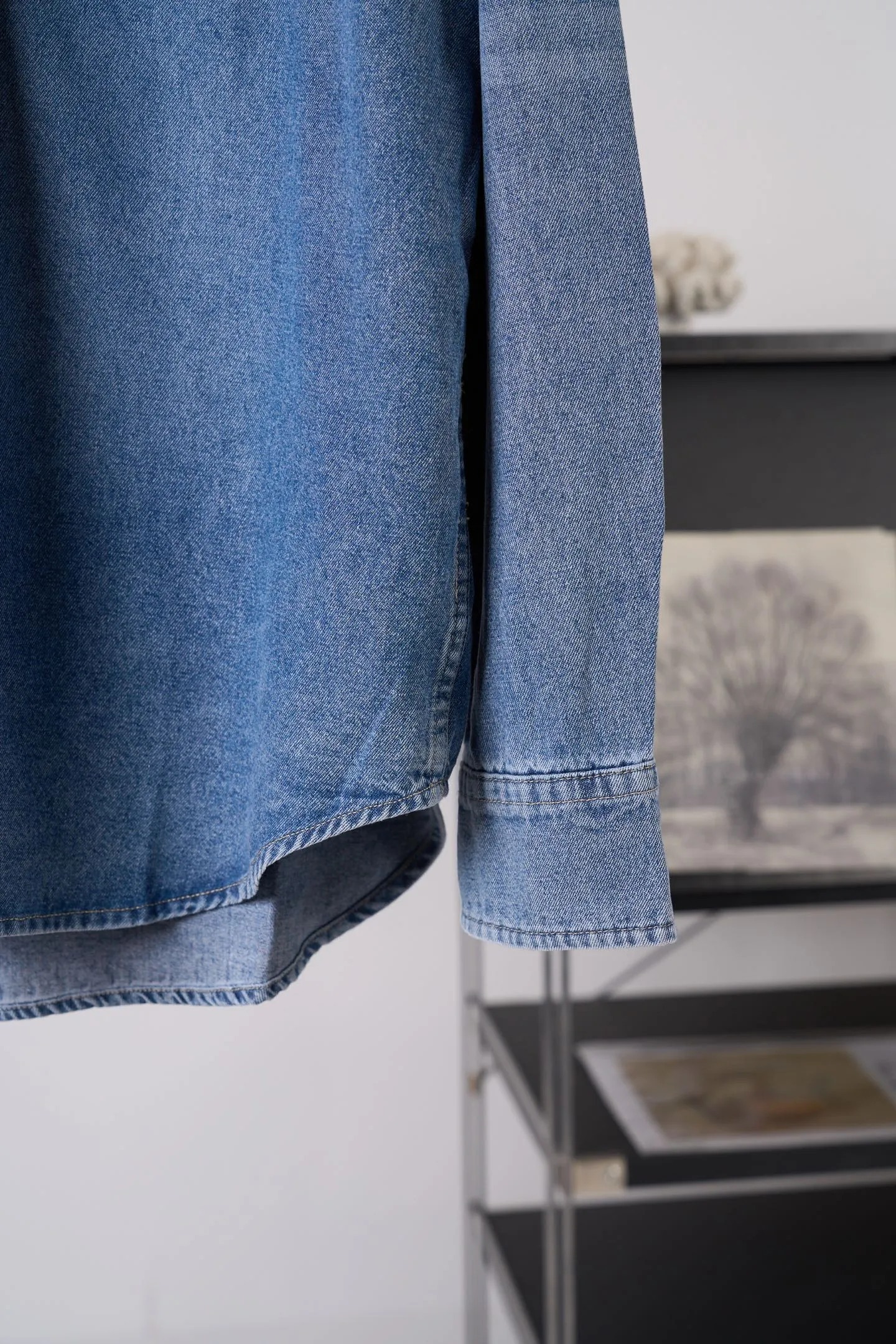 [Real auction] Celine/Céline Paris label patch pocket long-sleeved denim shirt [In Stock] S M L The double patch pockets on the chest combine both practicality and aesthetics. The CELINE PARIS fabric label hides between the pockets, implicitly revealing the heritage of the family. The pleats on the back optimize the wearing experience. The soft arc hem stretches casually. The buttoned cuffs are polished to polish the details of the garment. The superfluous ornaments are eliminated. The narrative language of minimalist denim is used to interpret Celine's unique Retro relaxed and elegant style. The use of pattern templates for machine sewing and precise control of sewing lines through pattern drawing machines ensure CELINE The PARIS label is accurately positioned, and the horizontal and vertical lines are completely aligned. The prototype is accurately aligned by hand to ensure that the opening and closing are tight. The patch pockets are manually positioned for precise positioning and turning. It requires workers to have superb skills and patience. The work is tedious and complex and takes a long time. Use multiple horses to scrub the sand. Use high-pressure spray guns to rub in specific parts to achieve a local gradient effect. Then use frosting technology to create a unique texture pattern. The workmanship is extremely complex, time-consuming and labor-intensive. Fried Snowball Fried salt, specially prepare the corresponding solution, add a certain amount of dye, soak the denim material in it to absorb the solvent, then scrub and dry it to further fade and oxidize, creating a loose fit.